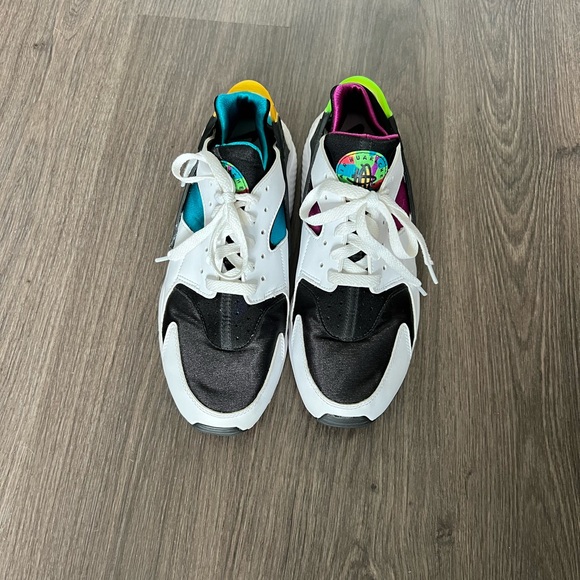 New Nike Air Huarache “Peace Love Swoosh” size 9 - Picture 2 of 10